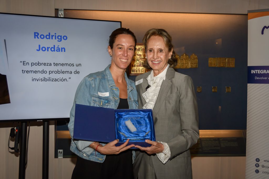 Maria Luisa Correa recibe distinción entregada a Fundación San Carlos de Maipo por la presidente de Corporación Mañana, Isabel Edwards del Río.